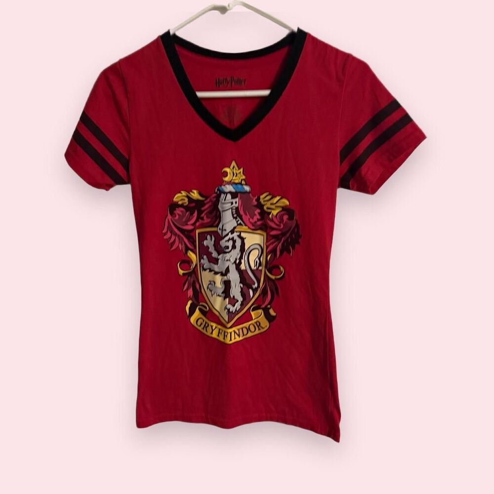 Harry Potter t shirt women size M red Gryffindor crest varsity stripe vneck top